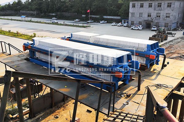 廂式污泥壓濾機現場.jpg